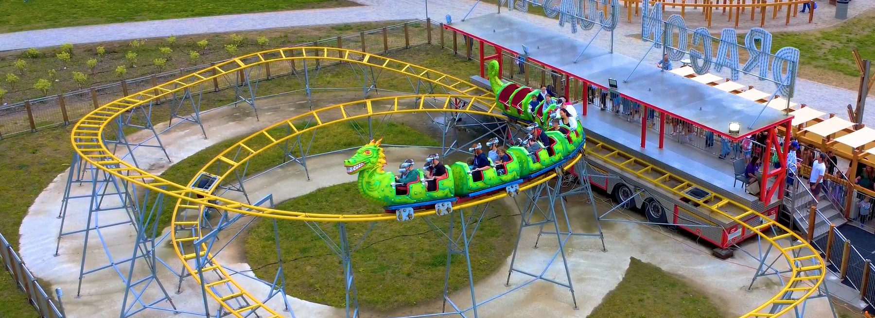 Goście Julinka jadą w wagonie kolejki w goglach VR